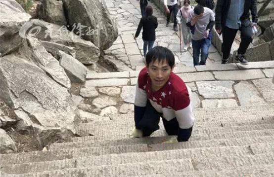 女生背患小儿麻痹症的男友登顶泰山，励志之旅